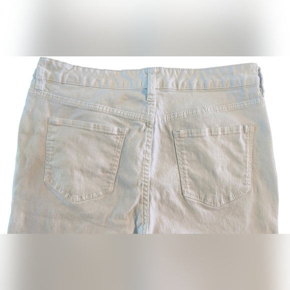 Denim & Co. Regular Tulip Snap Hem Capri Jeans Button Detail Women's 10 White - Picture 3 of 14